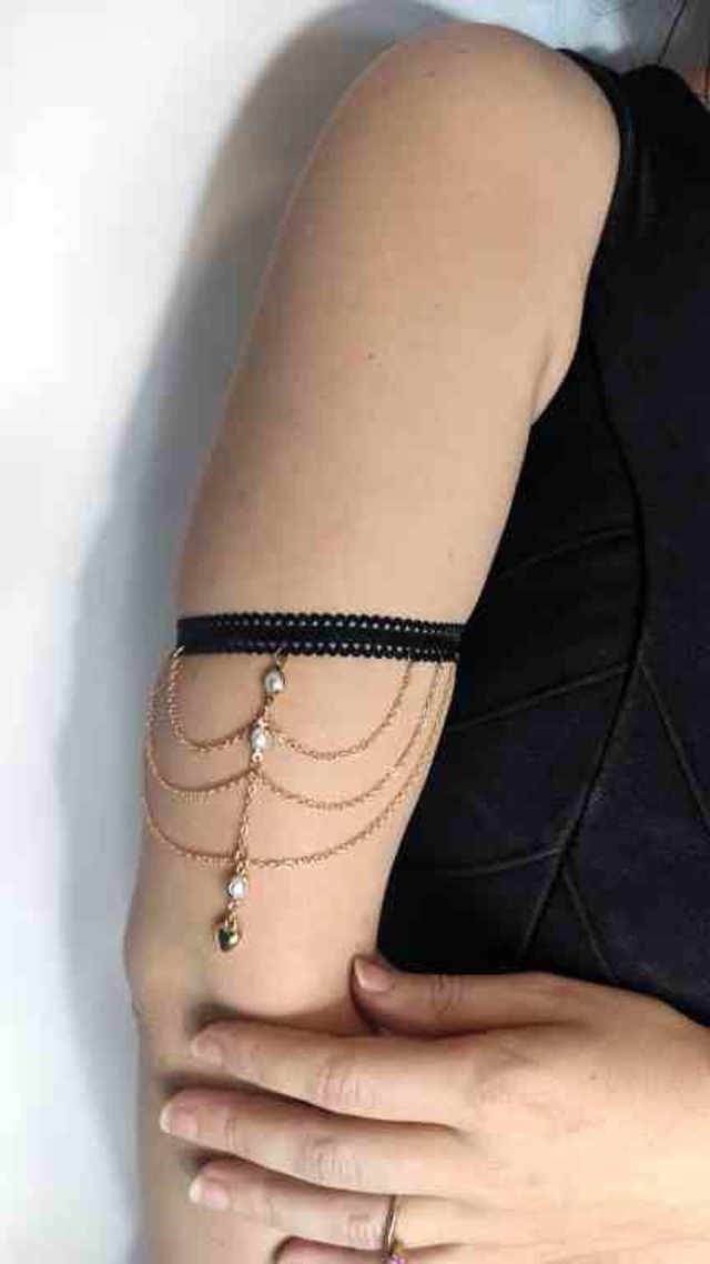 Bracelet de bras dentelle noire, perles et chaines dorées