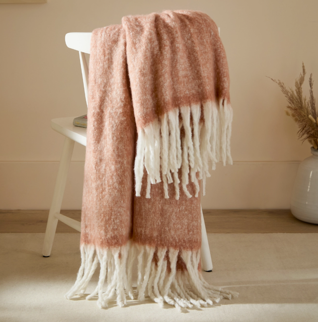 Cozy Woven Tasselled Throw Rust
