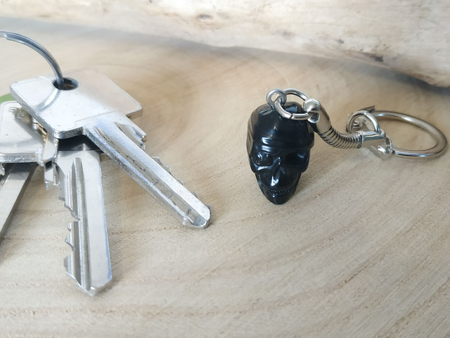 Porte-clés tête de mort pirate noir