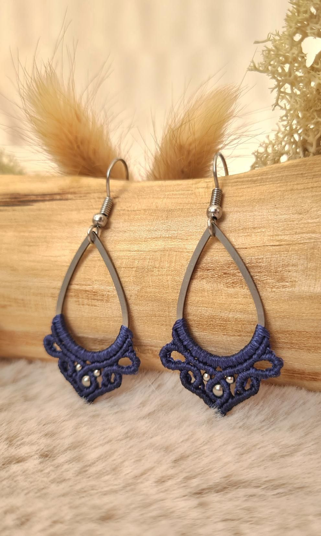 Boucles d'oreilles Arya argentées pendantes légères en macramé