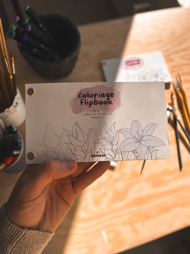 Coloriage Flipbook fait à la main- L'abeille et le Lys