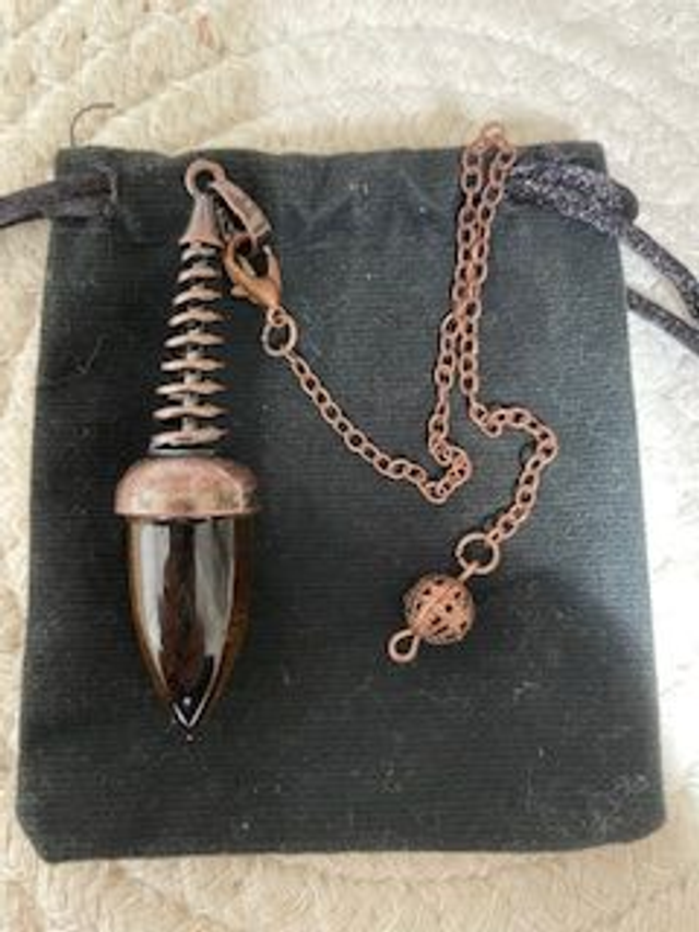 Pendule acier cuivré et pierre œil de tigre