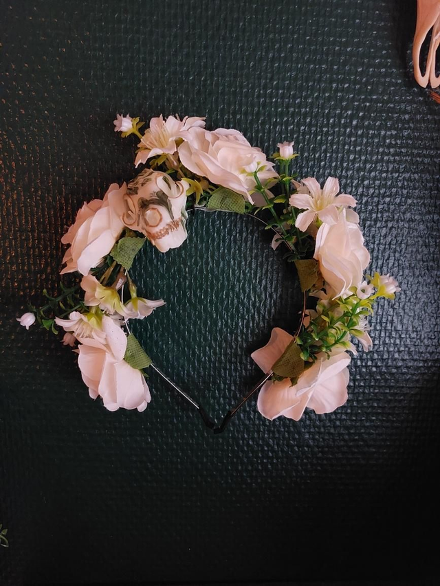 Couronne de fleurs blanches avec crâne de renard en résine 