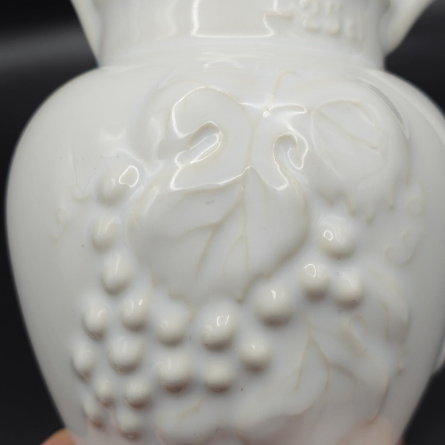 Petit pichet blanc décor grappes