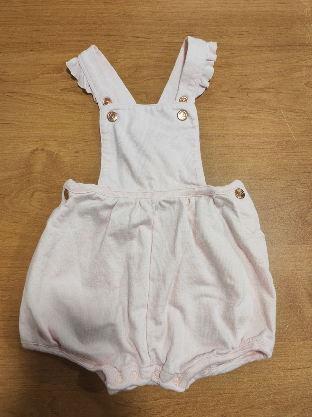 Salopette rose en 6 mois