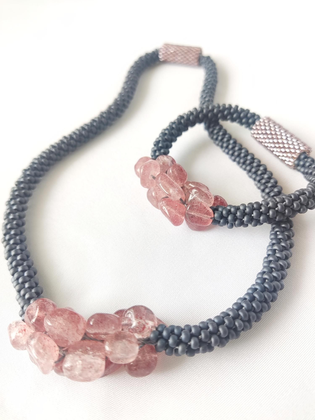 Conjunto de collar y pulsera azul y cuarzo fresa