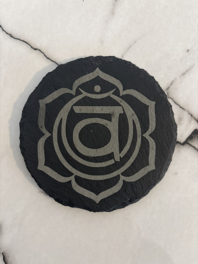 Chakra Sacré – Svadhisthana gravé sur un dessous de verre en ardoise de 10 cm de diamètre