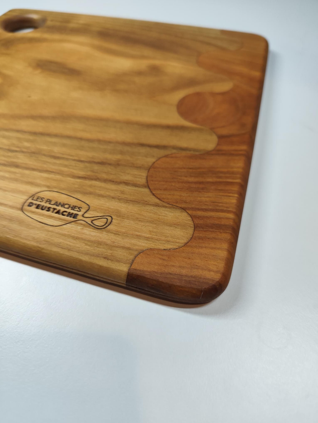Planche “Ondulo” – Assemblage de merisier massif (25 x 26 cm)