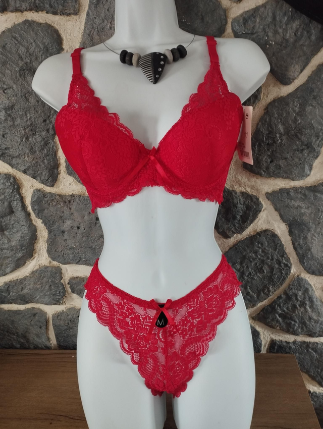 Ensemble rouge avec   rembourrage léger et armatures.