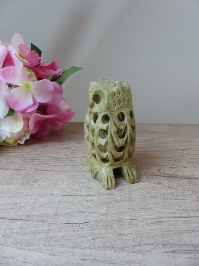 Sculpture hibou en pierre undercut fait main – figurine artisanale vintage avec bébé hibou sculpté à l’intérieur - objet d'art et symbolique