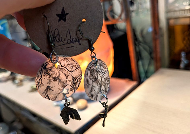 Gibbon, boucles d'oreilles, avec breloque