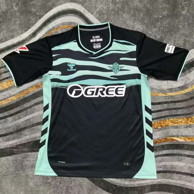 Tercera equipación Real Betis 25, 26