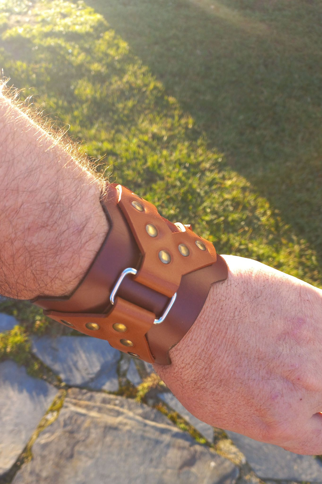 Bracelet de force en cuir style médiéval orné de rivets laiton vieilli