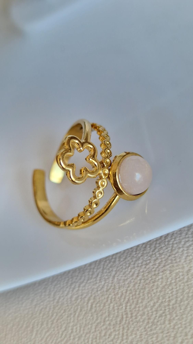 Anillo dorado abierto con flor y cabujón rosa