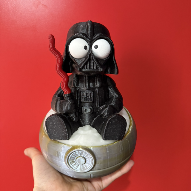 Vaderenzo il Darth Vader seduto in poltrona con occhi mobili e testa girevole