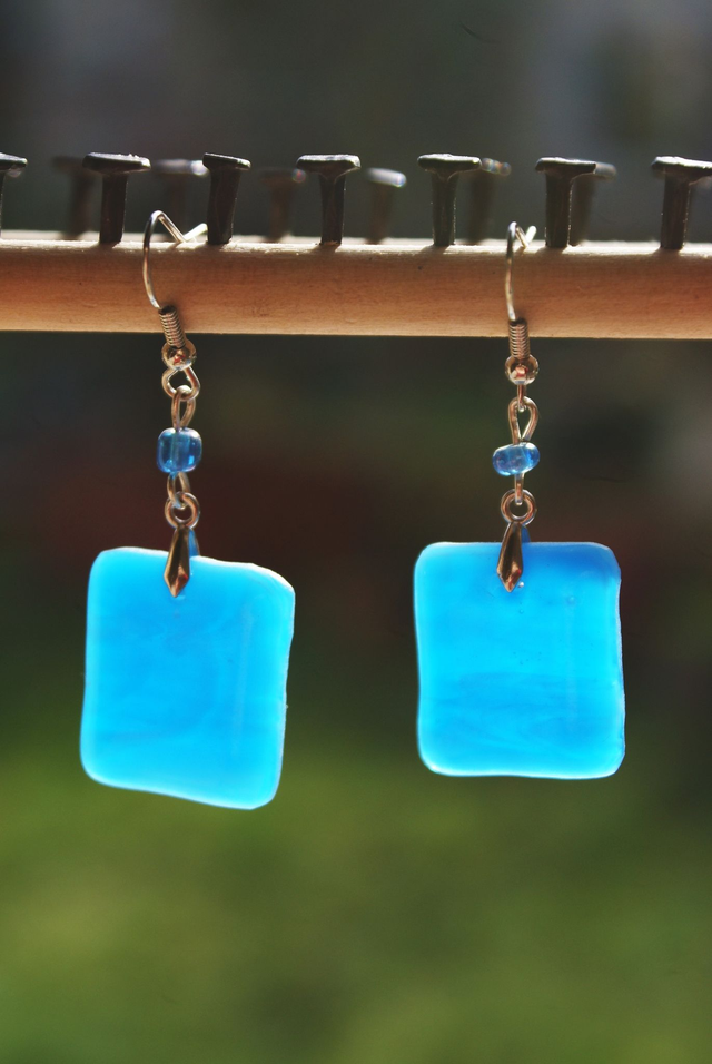 Boucles d&#039;oreilles en verre bleu.  