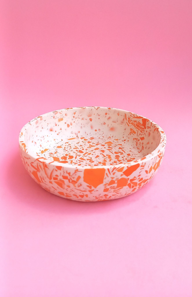 Biała miska terrazzo do kuchni na owoce lub dekoracyjna, pomarańczowe lastryko
