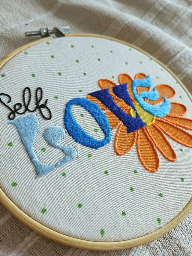 Cercle Brodé - Self Love - Fleur (Orange &amp; Bleu)