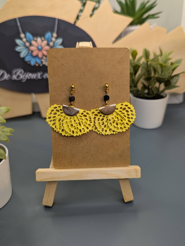 Boucles d&#039;oreilles jaune et pierre d&#039;hématite. 