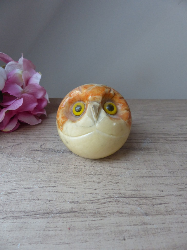 Ancienne Figurine Chouette en Pierre Albâtre – Presse-Papiers Sphérique Orange et Porte-Crayon Vintage - Sculpture Hibou Décoratif Bureau