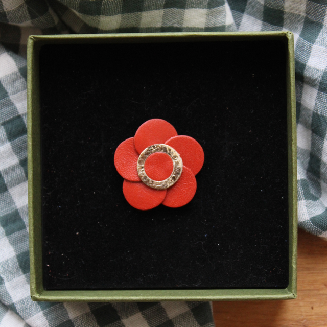 Broche inspiration coquelicot, cuir orange et doré