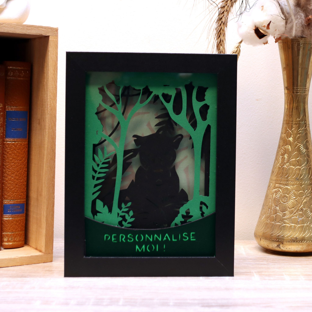 Veilleuse de la Panthère noir dans la jungle verte