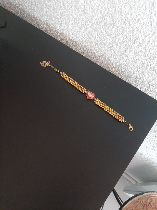 Bracelet cœur rouge  résine hologramme en  perles rocaille dorées , acier inoxydable		 		