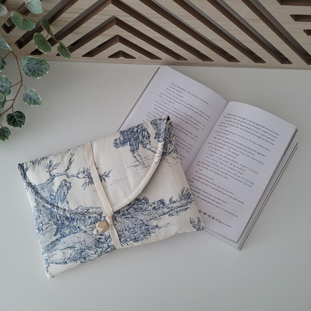 Pochette à livre Romy Toile de Jouy bleue