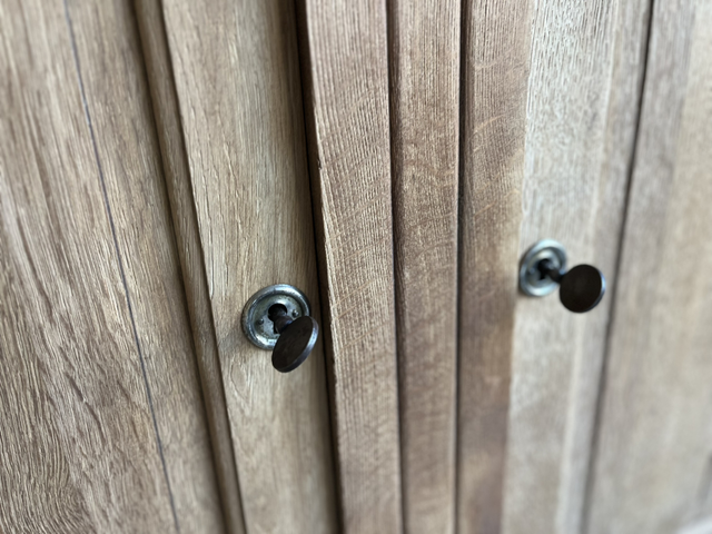 Buffet en chêne massif et plateau marbre