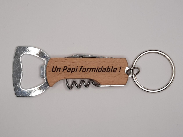 Décapsuleur et porte-clés 