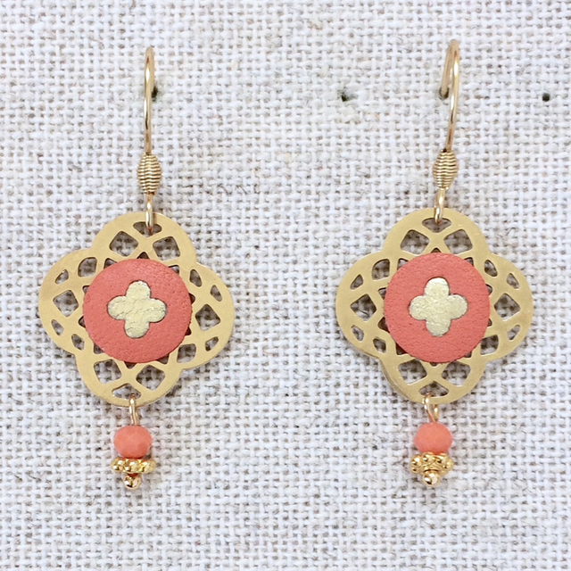 Boucles d’oreilles « Canzone » dorées, cuir saumon