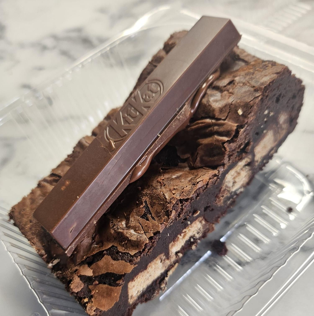 KitKat Brownie Slice