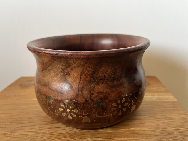 Indian pot made of Sheesham wood with copper decoration.