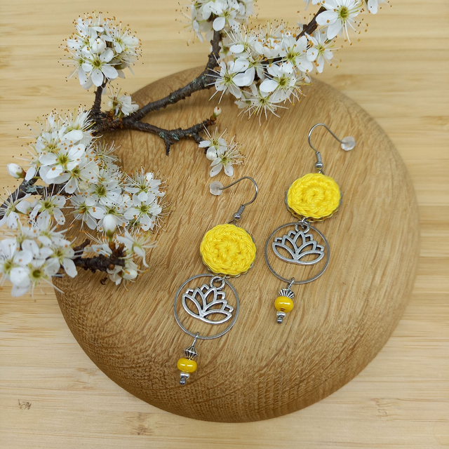 Boucles d&#039;oreille jaune et argentées - Fleurs de lotus