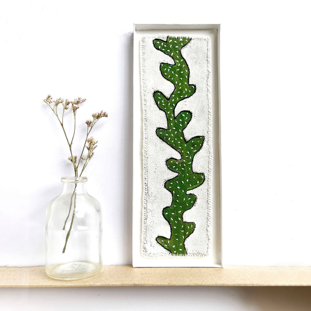 Tableau peint et brodé à motif liane verte