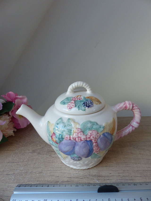 Ancienne Théière en Céramique – Panier de Fruits du Jardin en Relief – Prunes, Fraise, Groseilles – Anse Rose – Objet Vintage Déco Cuisine