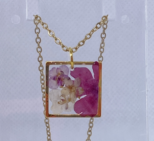 Gold necklace with real flowers 