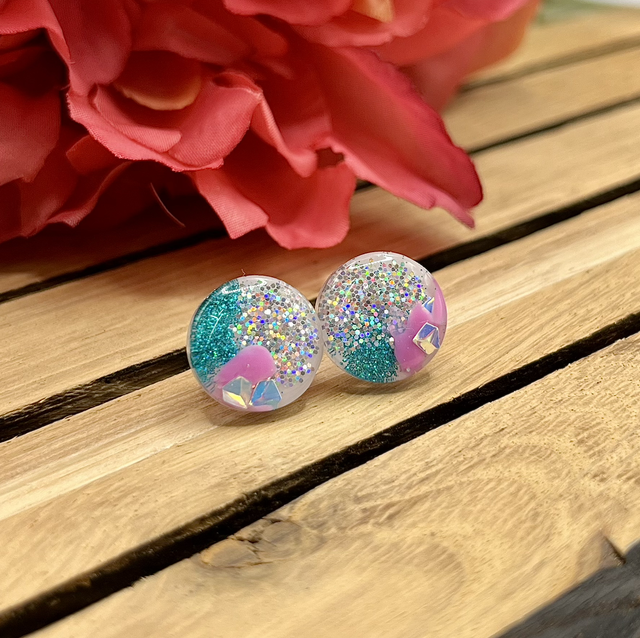 GlitterPop – runde Edelstahl-Ohrstecker mit Glitzer und Pink-Akzent 