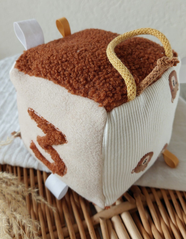 Cube d'éveil sensoriel  