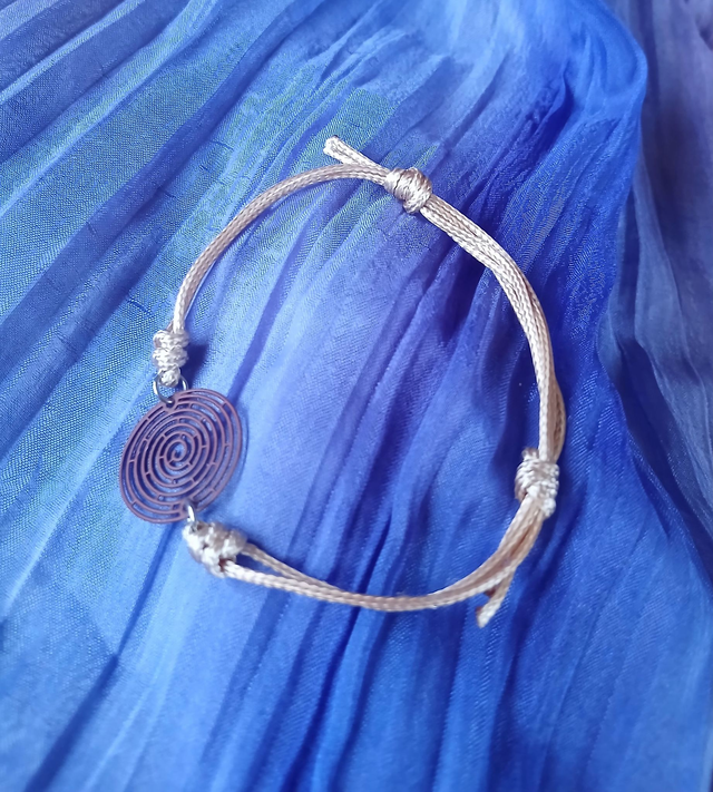 Bracelet breloque émaillée brun motif labyrinthe