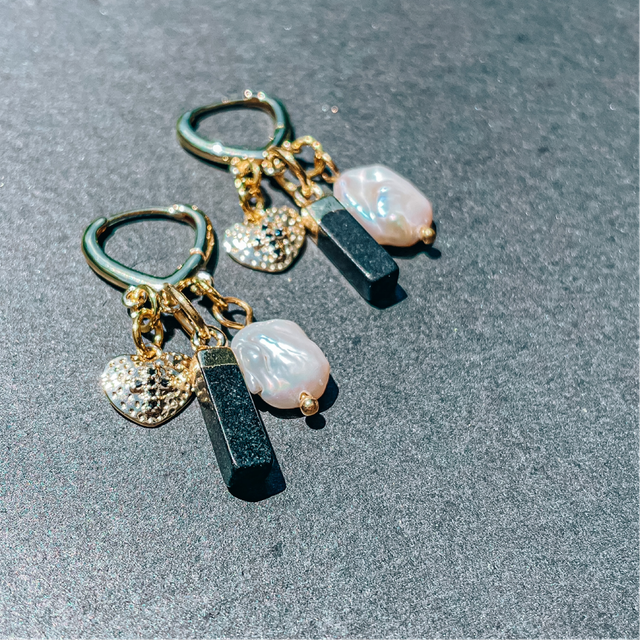 Goldenes Herz mit schwarzem Humor