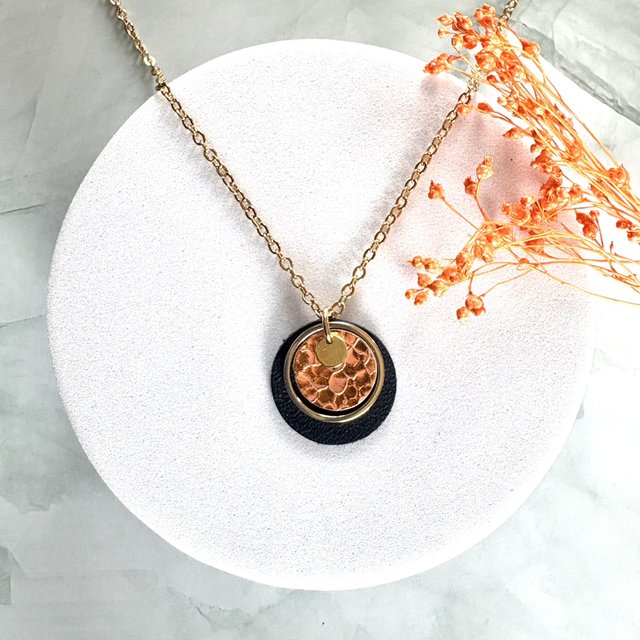 Collier ESSENTIEL Doré à l’Or Cuir Bleu nuit Orange scintillant