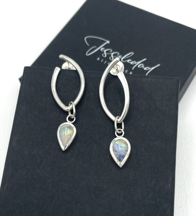 Boucles marquises pierres de lune arc en ciel