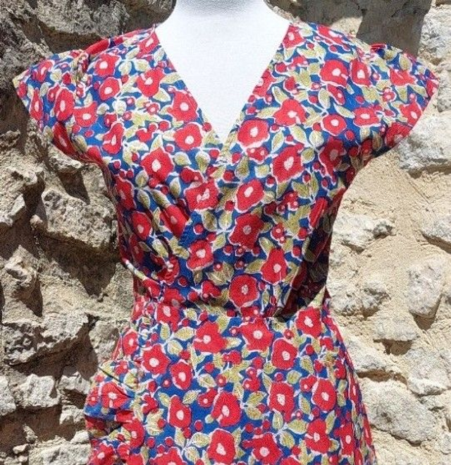 Robe portefeuille en coton voile léger imprimé à la main au block print, motif floral rouge, vert et bleu, taille unique 
