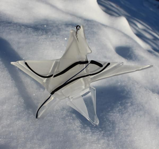 o11 Glas-Stern mit weißen, schwarzen Akzenten