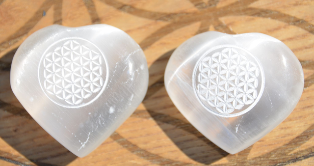 Cœur de Sélénite avec Fleur de vie (pierre de soucis)