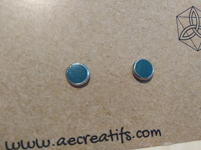 Boucles d&#039;oreilles puces cuir vert 