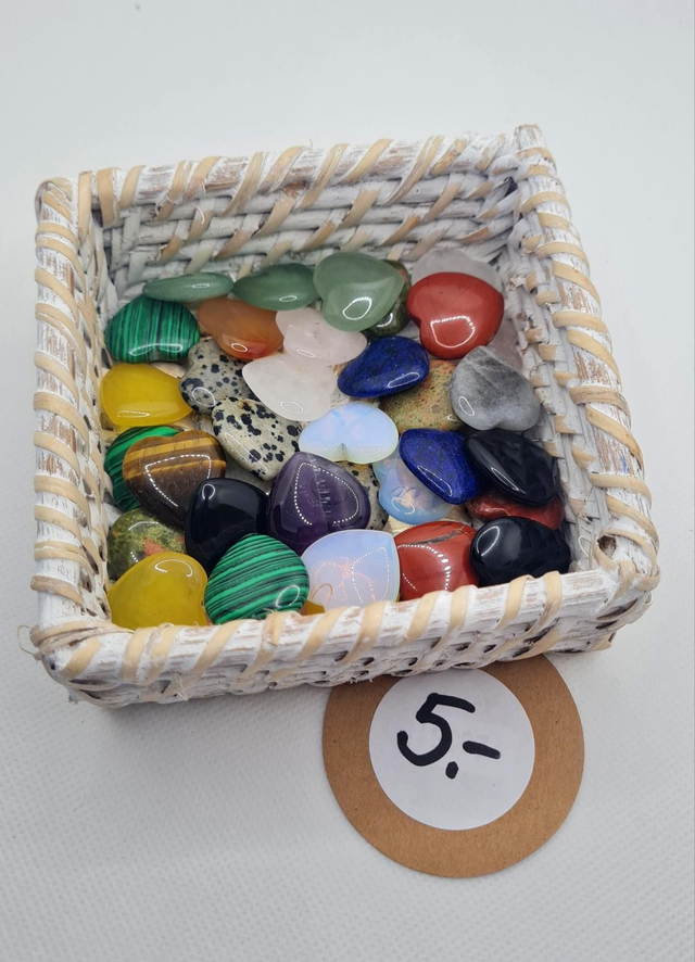 Petits coeurs taillés en pierre naturelle (20mmx20mm)