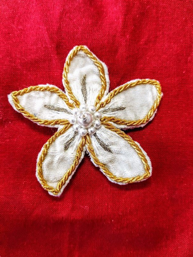Broche Fleur de Tiaré – Haute Broderie à l'Or &amp; Nacre – Pièce d'Exception