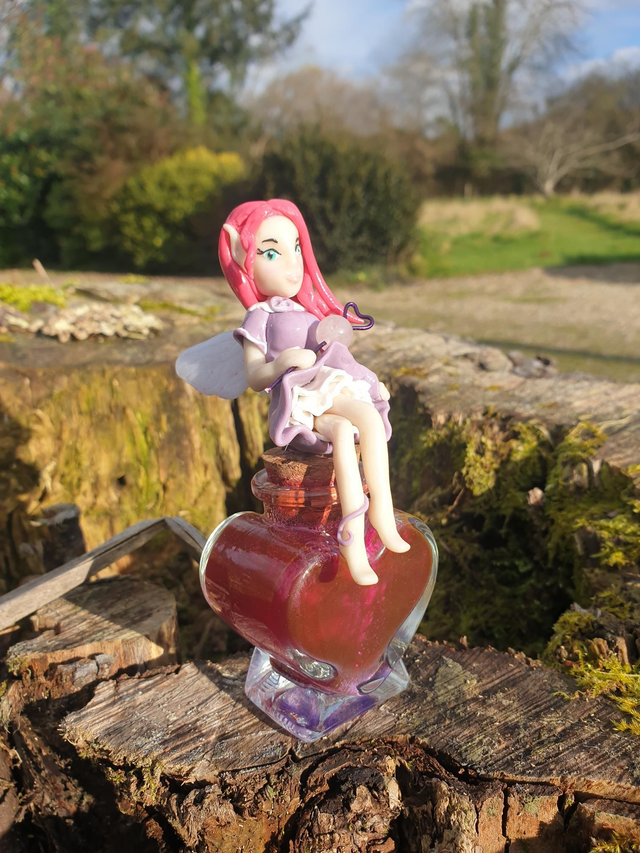 Fée assise sur filtre d'amour 